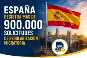 Regularización migratoria en España: bandera española sobre Madrid tras superar las 900.000 solicitudes de regularización.