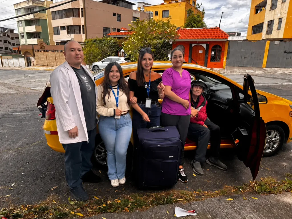 Programa de Asistencia Humanitaria Integral para extranjeros en Ecuador: equipo de Fundación Familia Sin Fronteras acompaña a un beneficiario en su proceso de atención y traslado